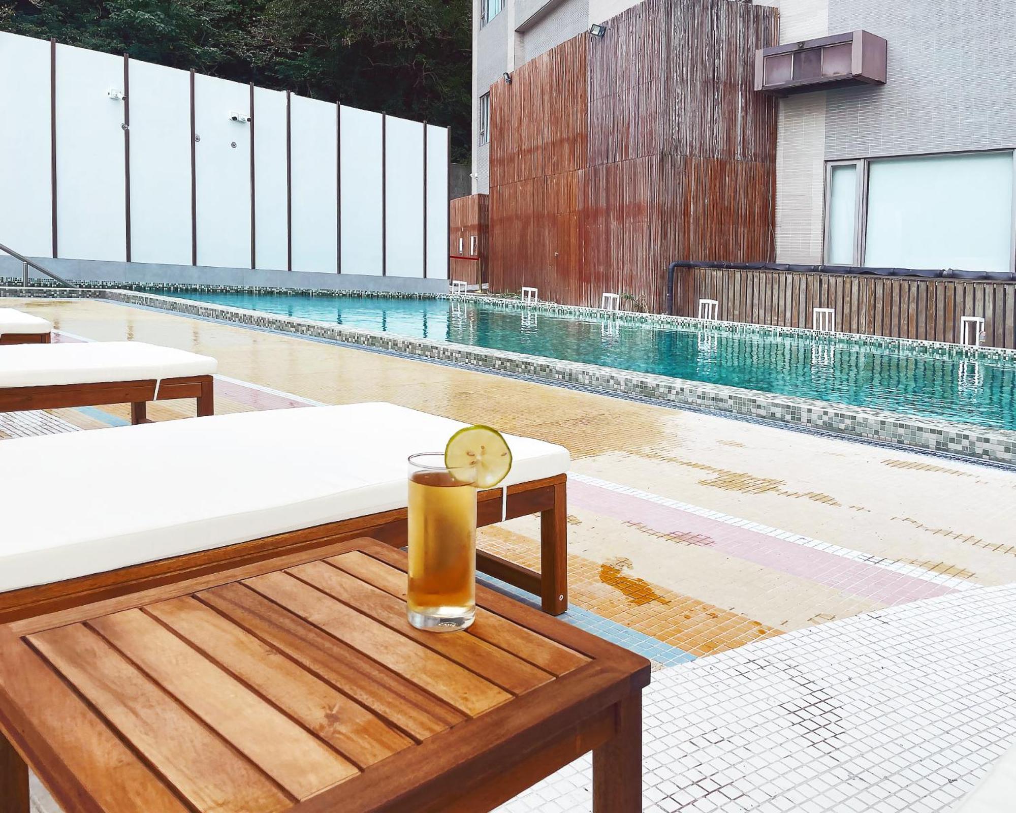 Chihpen Century Hotel Wenquan Dış mekan fotoğraf A poolside table