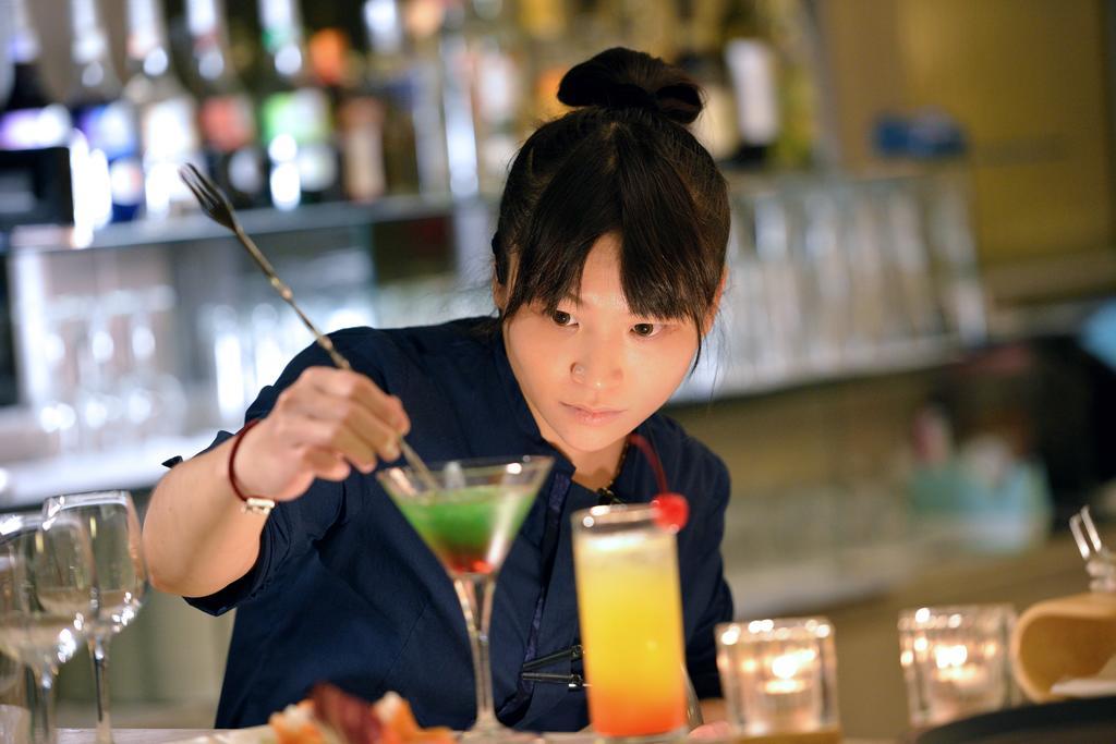 Chihpen Century Hotel Wenquan Dış mekan fotoğraf A bartender at work