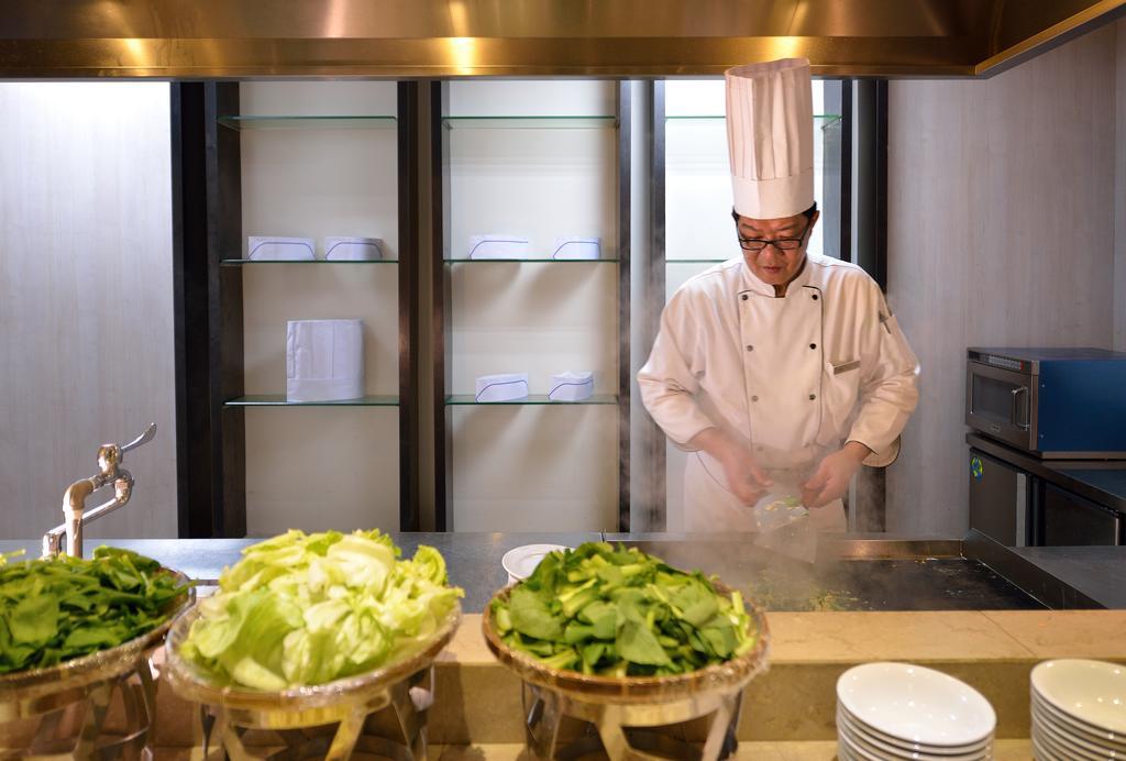 Chihpen Century Hotel Wenquan Dış mekan fotoğraf A chef in a hotel kitchen