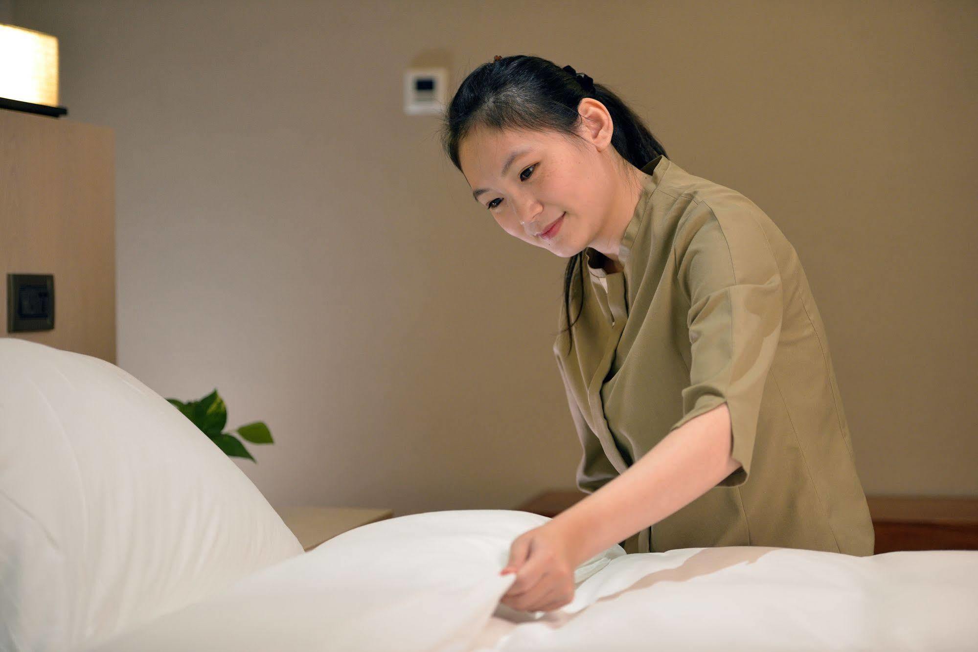 Chihpen Century Hotel Wenquan Dış mekan fotoğraf A chambermaid making a bed