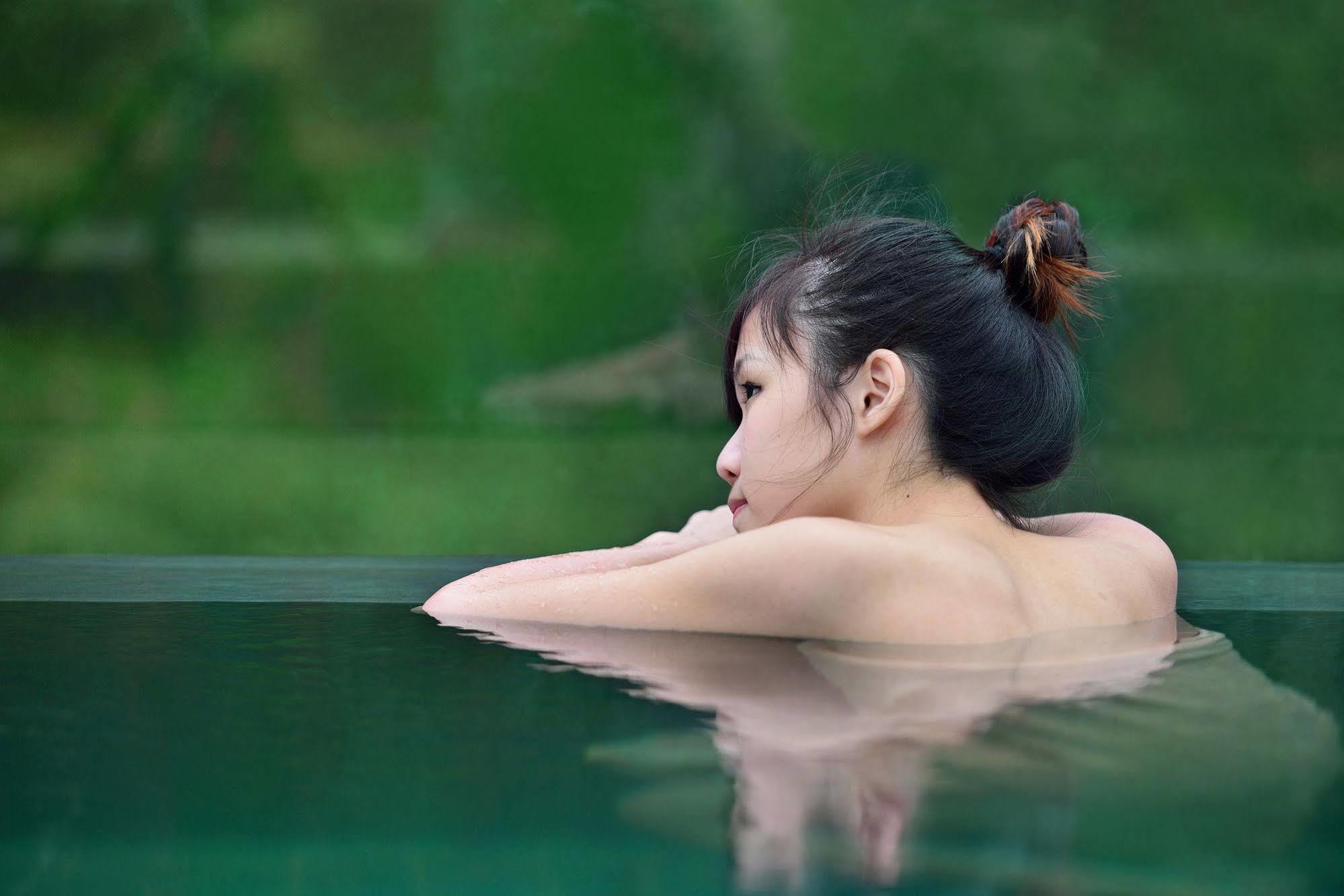 Chihpen Century Hotel Wenquan Dış mekan fotoğraf A woman bathing in a hot spring